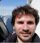 男人微笑的看著前面

AI 生成的內(nèi)容可能不正確。