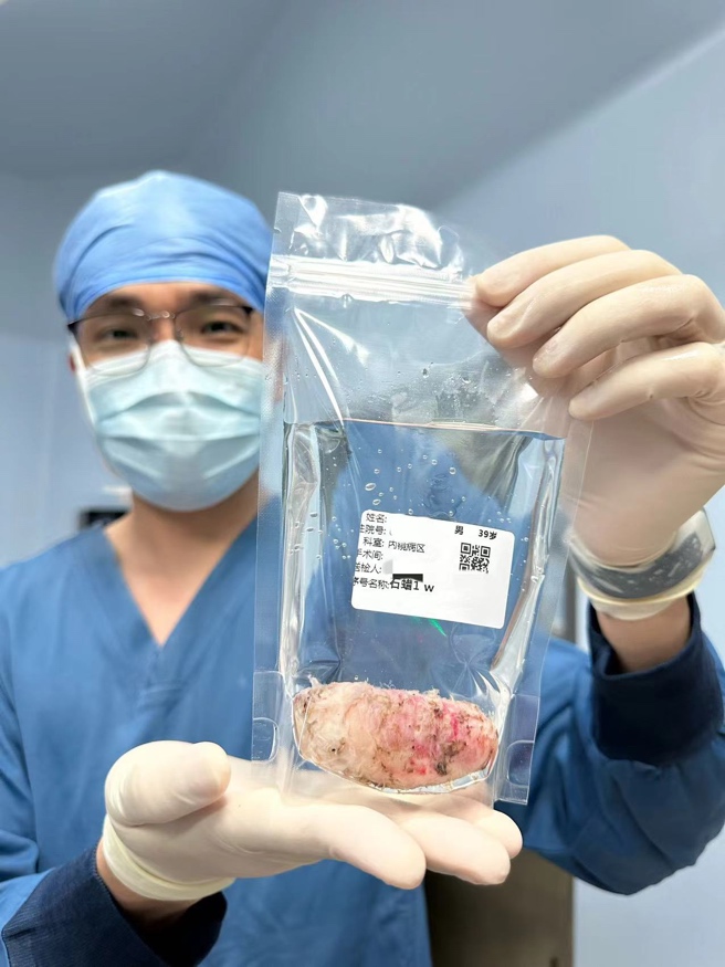 圖片包含 人, 女人, 食物, 男人

描述已自動(dòng)生成