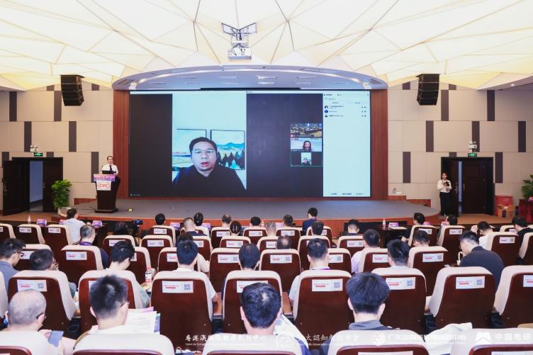 A person giving a presentation to a group of people

Description automatically generated