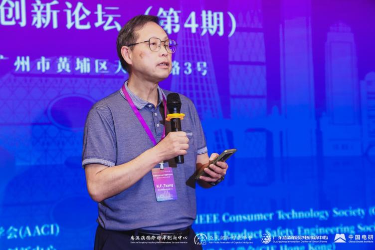 A person holding a microphone and holding a cellphone

Description automatically generated