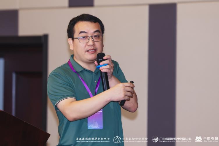 A person holding a microphone

Description automatically generated