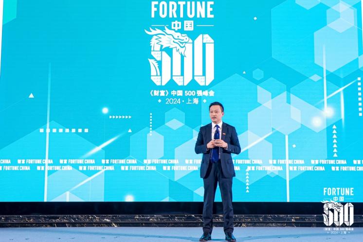 人的照片上寫著字

中度可信度描述已自動(dòng)生成