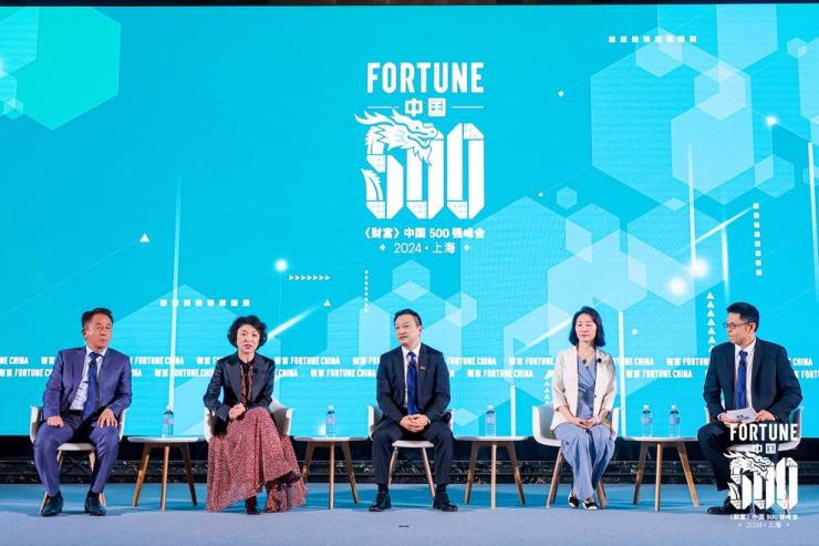 圖片包含 前, 女人, 人們, 男人

描述已自動(dòng)生成