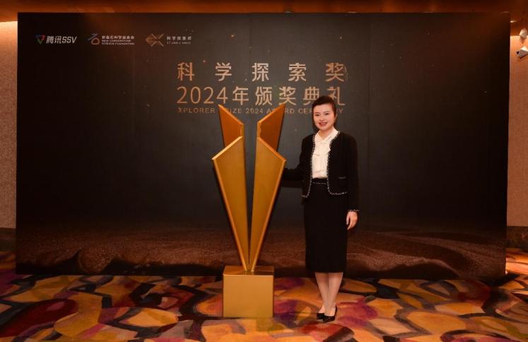 人站在電視前

低可信度描述已自動生成