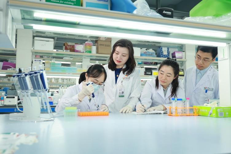 圖片包含 室內(nèi), 桌子, 女人, 男人

描述已自動生成