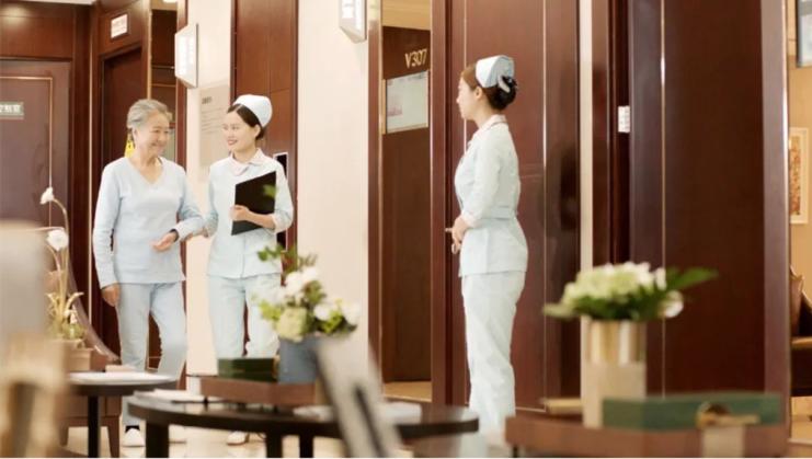 圖片包含 室內(nèi), 人, 桌子, 女人

描述已自動生成