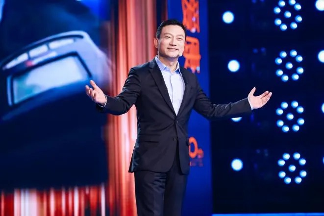 舞臺上穿西裝的男人

描述已自動生成