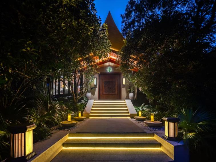 圖片包含 戶外, 街道, 建筑, 長凳

描述已自動生成