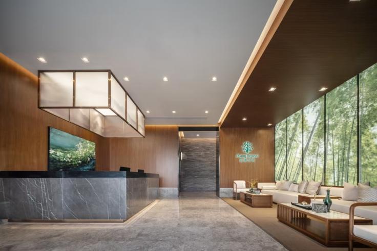 房間里的沙發(fā)和桌椅

中度可信度描述已自動生成