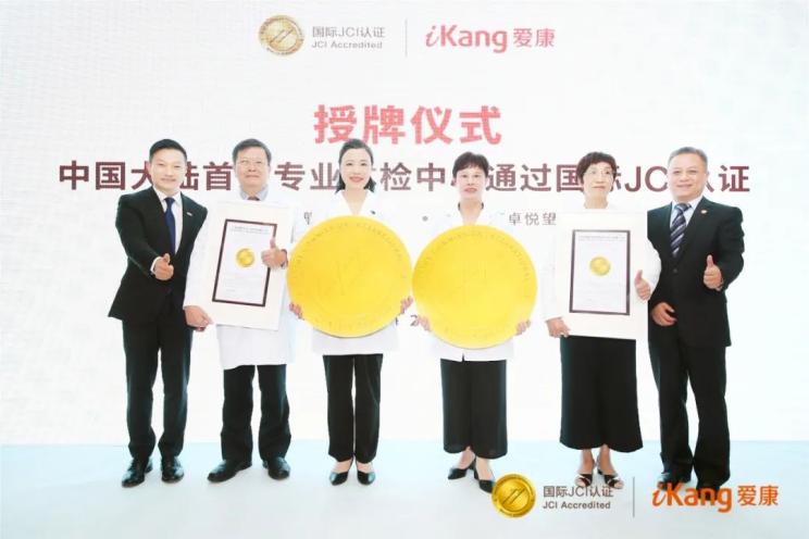 一群穿著西裝的男子

中度可信度描述已自動生成