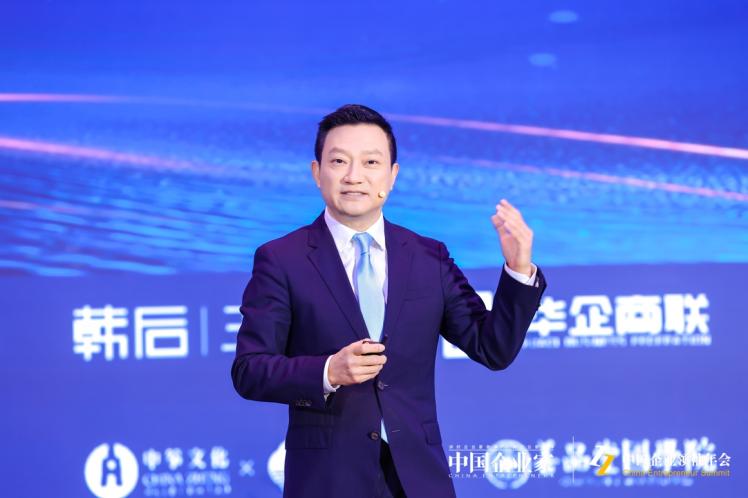 穿著西裝筆挺的男子與配字的男人

描述已自動生成