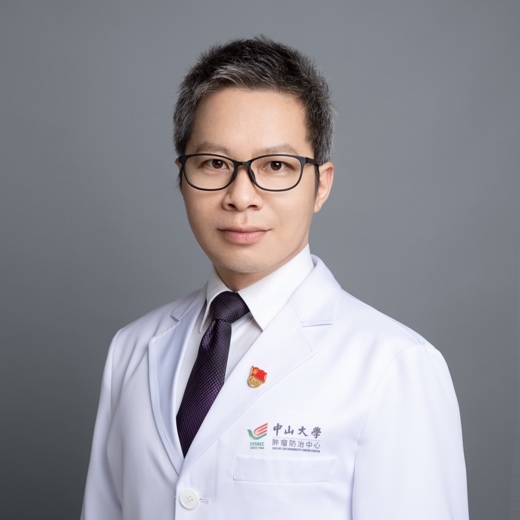 穿著白色襯衫的男人

描述已自動生成