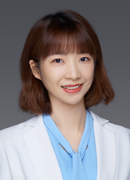 穿白色衣服的人在微笑

中度可信度描述已自動(dòng)生成