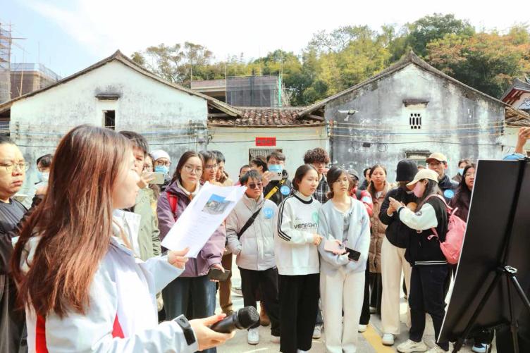 一群人站在房子前面

描述已自動(dòng)生成