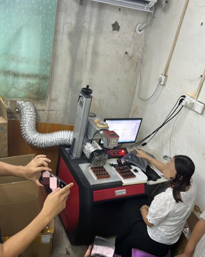 圖片包含 人, 室內(nèi), 女人, 年輕

AI 生成的內(nèi)容可能不正確。