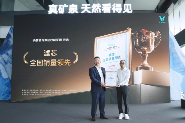 人站在屏幕前

描述已自動(dòng)生成