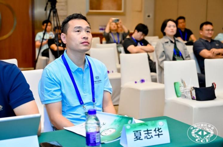 幾個(gè)人在桌子前

AI 生成的內(nèi)容可能不正確。