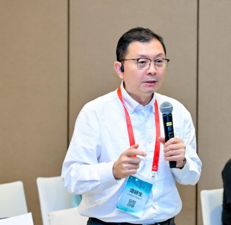 男人拿著手機(jī)

AI 生成的內(nèi)容可能不正確。