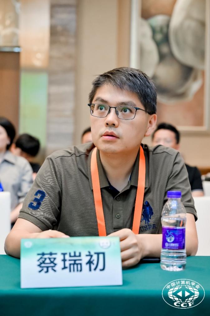 一些人在桌子前

AI 生成的內(nèi)容可能不正確。