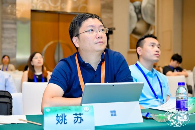 人拿著筆記本電腦的桌子前

AI 生成的內(nèi)容可能不正確。