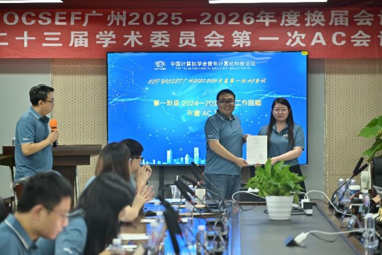 一群人在餐廳的桌子前

AI 生成的內(nèi)容可能不正確。