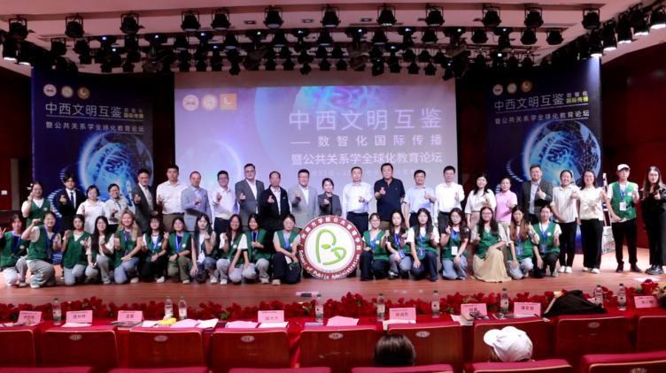 與會嘉賓與工作人員合影留念