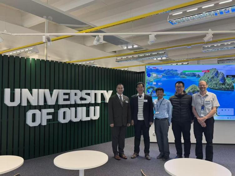 一群人站在臺上

AI 生成的內(nèi)容可能不正確。