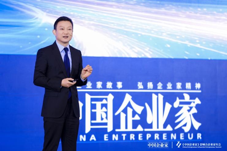 穿著西裝筆挺的男子與配字

描述已自動(dòng)生成